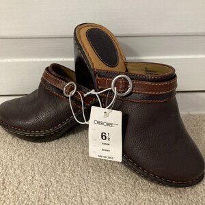 **NWT** Cherokee brown leather comfy clogs